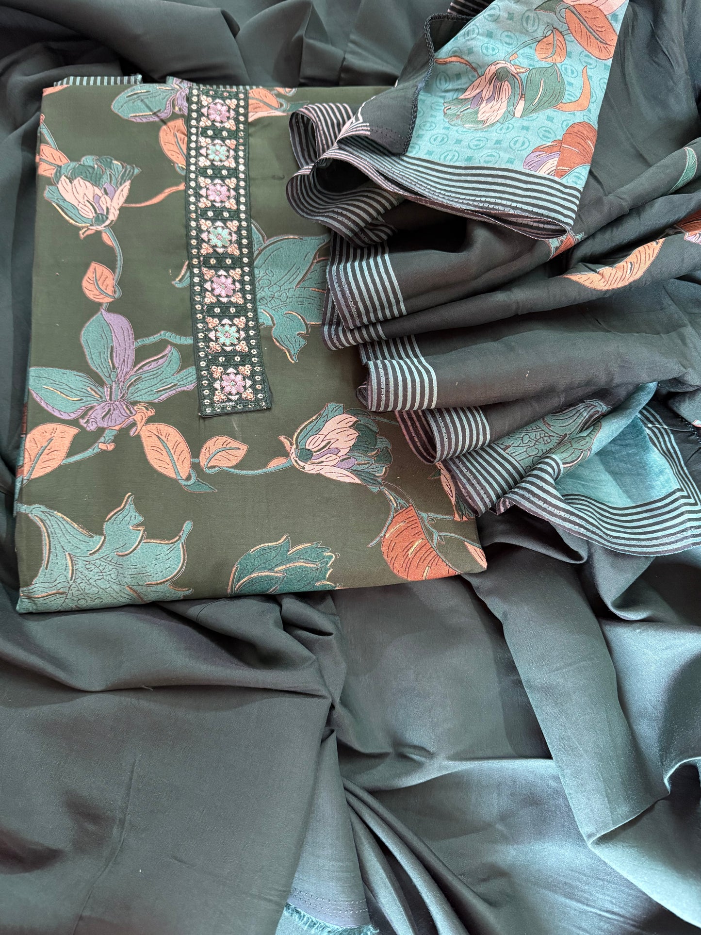 Chic and comfortable Unstitched Soft Muslin Salwar Suit with Smart prints (DCUS00023)