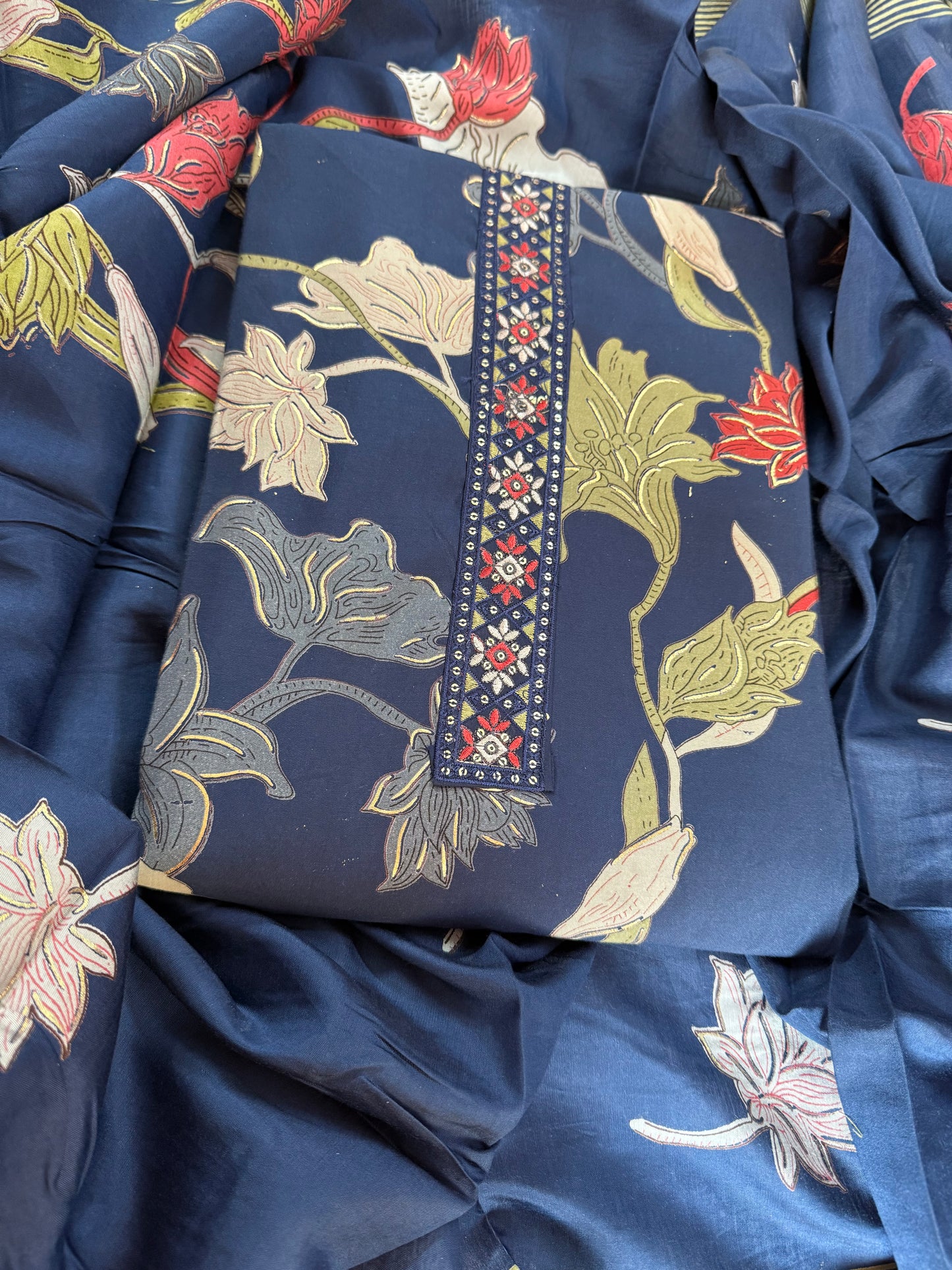 Chic and comfortable Unstitched Soft Muslin Salwar Suit with Smart prints (DCUS00024)