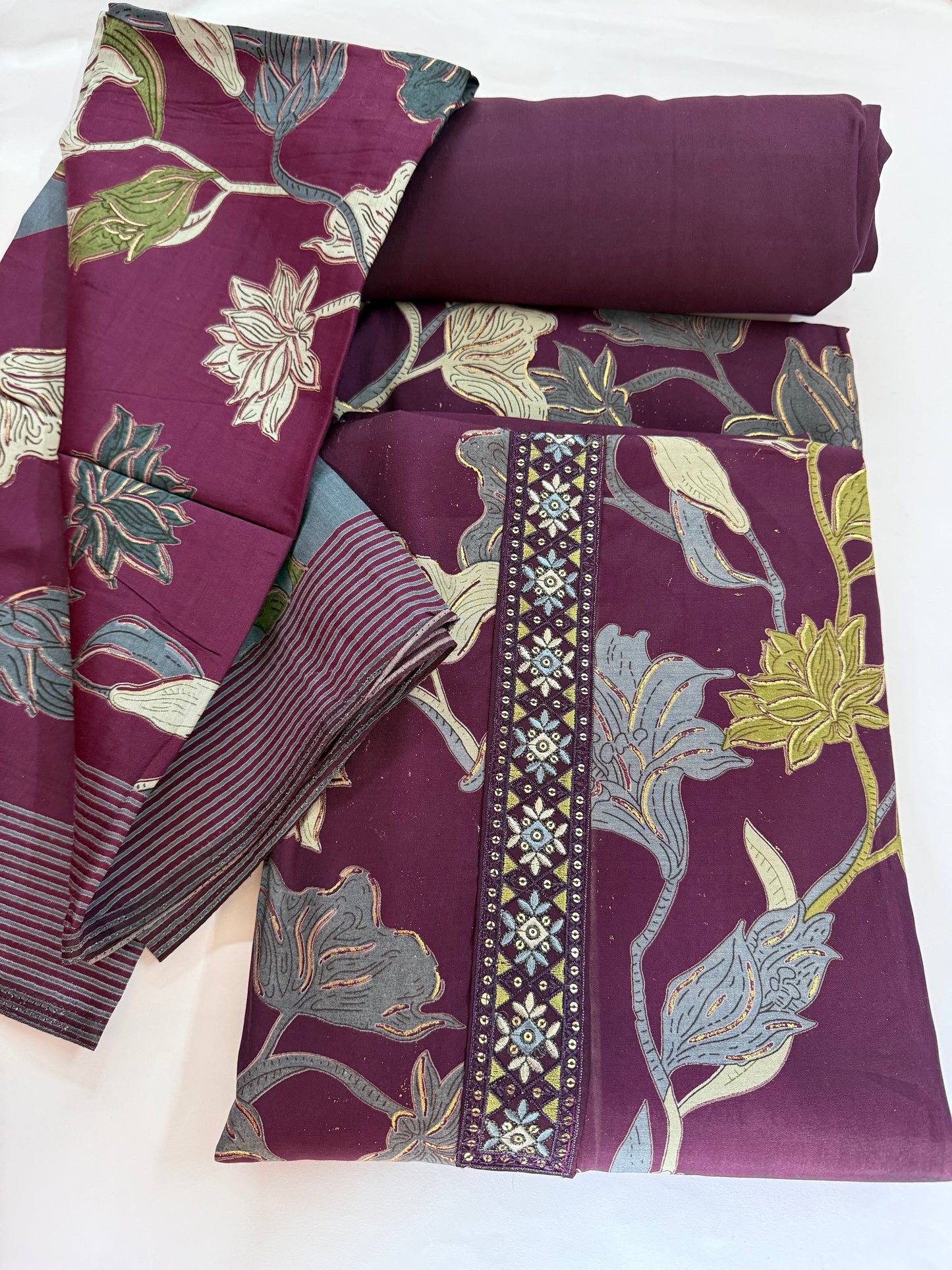 Chic and comfortable Unstitched Soft Muslin Salwar Suit with Smart prints (DCUS00021)